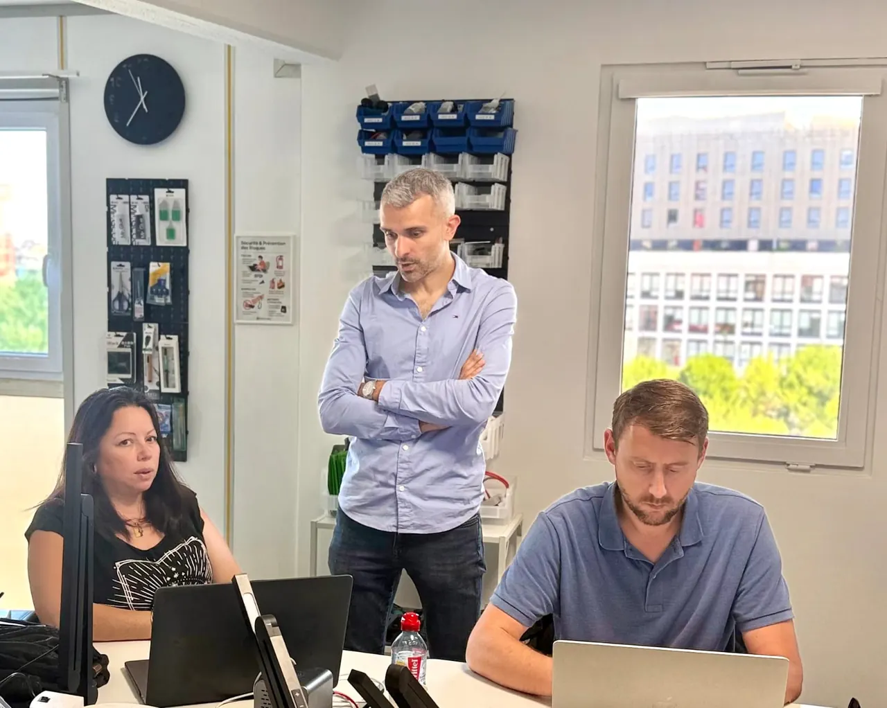 Formation IA en groupe, apprenants sur laptops en présentiel